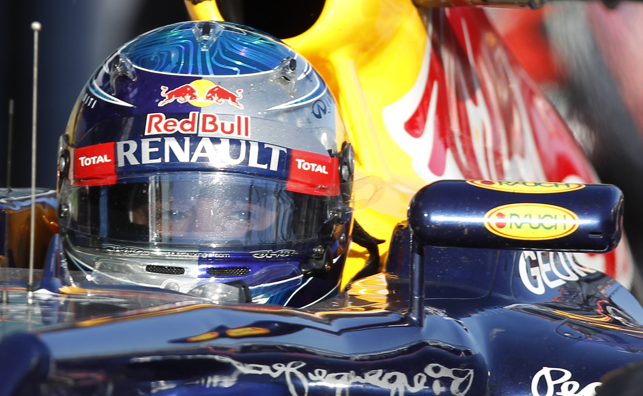 Fjolårets totalsegrare Sebastian Vettel var fokuserad inför loppet, men blev snuvad på segern. Fjolårets totalsegrare Sebastian Vettel var fokuserad inför loppet, men blev snuvad på segern.