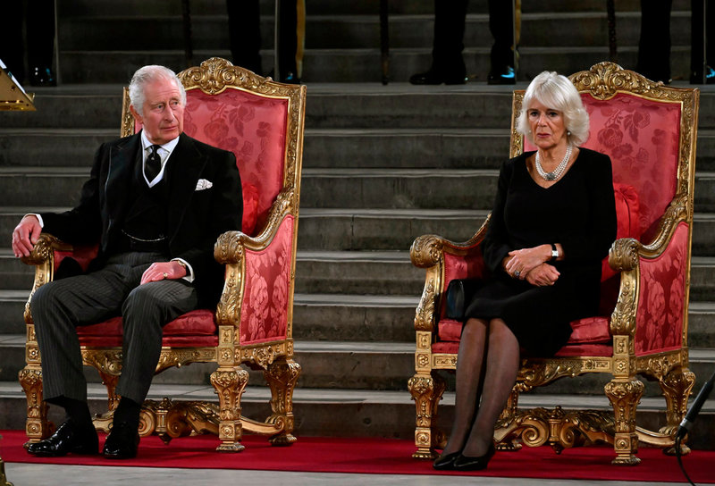 Kung Charles III och hans fru Camilla under måndagens ceremonier i Westminster-palatset i London.