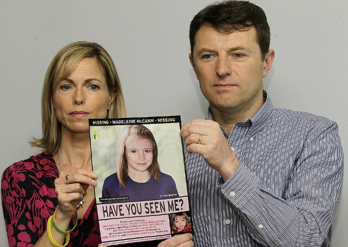 Kate och Gerry McCann visar upp en bild på försvunna Madeleine McCann Kate och Gerry McCann visar upp en bild på försvunna Madeleine McCann