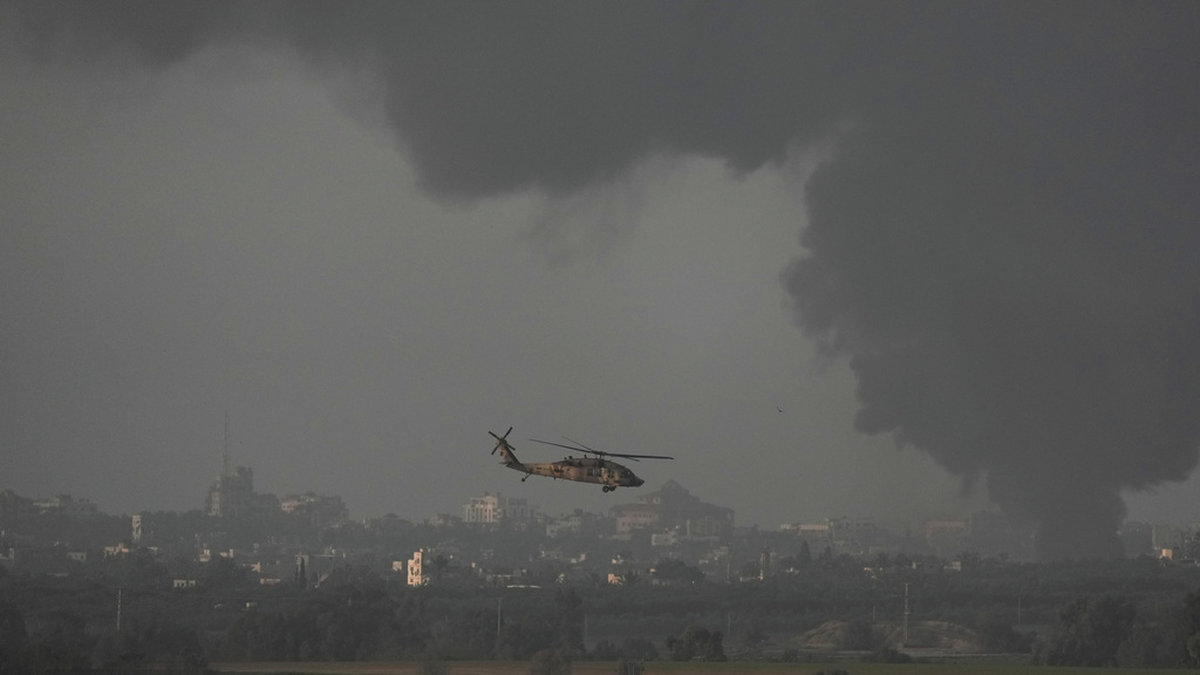 En israelisk militärhelikopter flyger nära gränsen mellan Israel och Gaza på nyårsdagen.