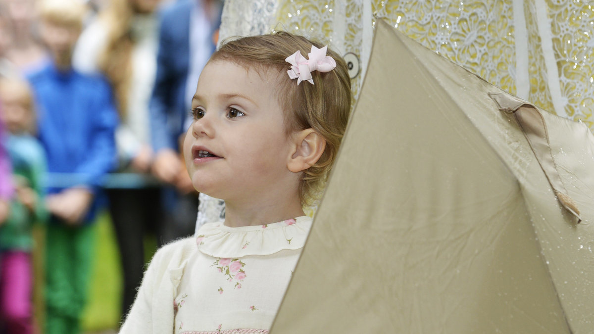 Med rosett i håret på kronprinsessans födelsedag, 2014. 