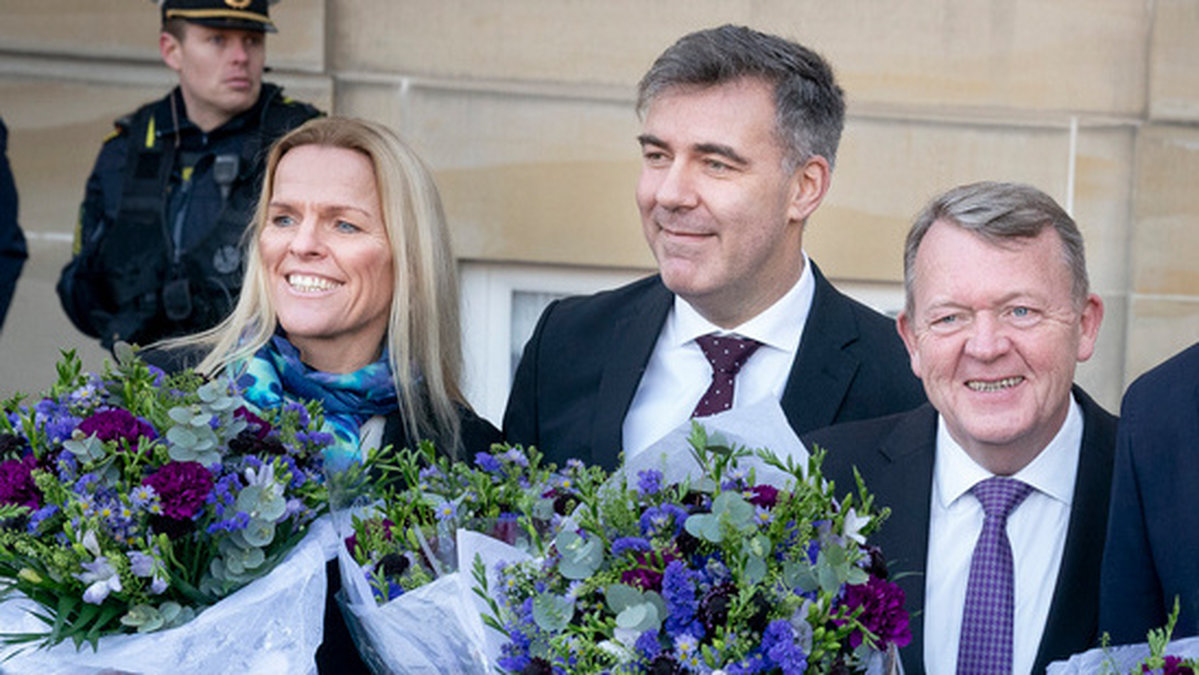 Behåll pengarna, hälsar energiminister Lars Aagaard, här stående mellan ministerkollegorna Mette Kierkgaard och Lars Løkke Rasmussen på en bild från december.