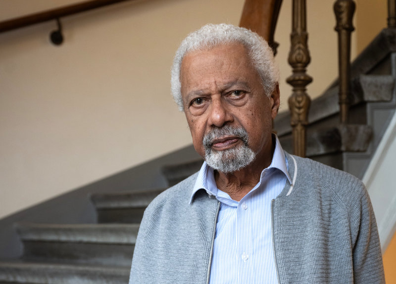 Vissa författare – som Philip Roth – deklarerar offentligt att de har gått i pension, konstaterar Abdulrazak Gurnah. "Varför, varför tala om det för oss? 'Fortsätt leva ditt liv bara'", resonerar han själv.