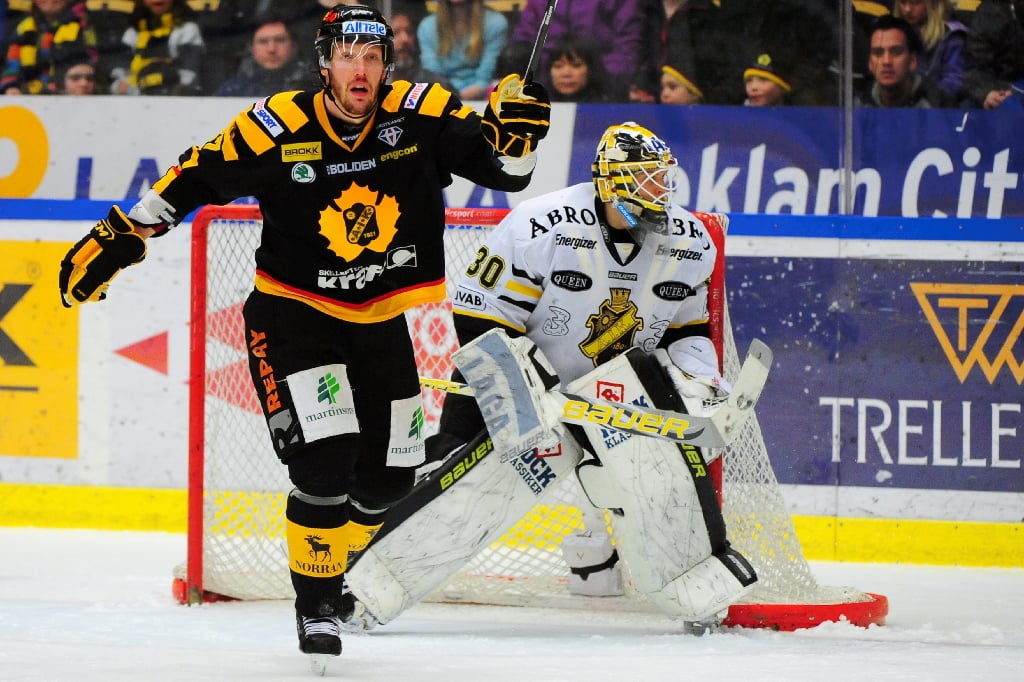 Lee Goren med en besegrad Viktor Fast i bakgrunden efter att ha besegrat AIK i kvarsfinal 7 av 7.