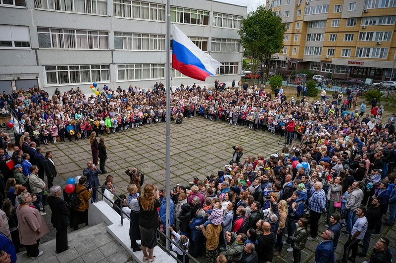 Den ryska flaggan ska hissas på ett särskilt vis i början av varje skolvecka i ryska skolor. Här hissas den i Nachabino utanför Moskva den 1 september.