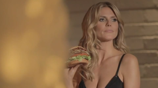Heidi Klum är den senaste i raden av modeller som hugger in på en hamburgare. Heidi Klum är den senaste i raden av modeller som hugger in på en hamburgare.
