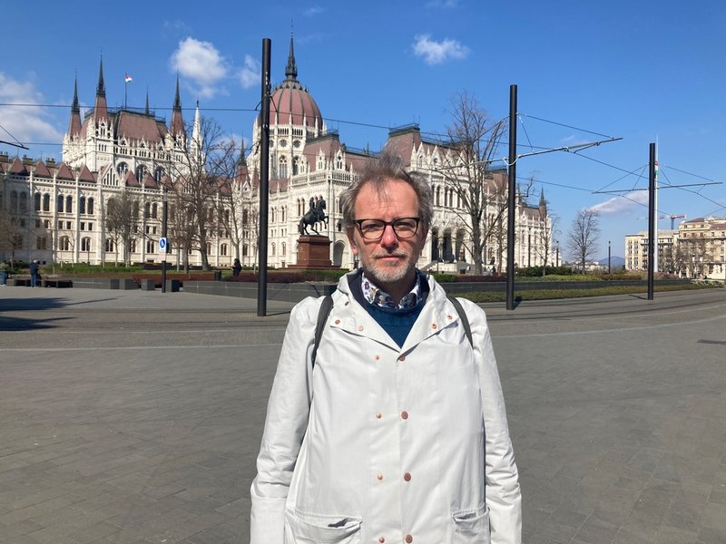 Peter Karlsson, förläggare och redaktör på Norstedts, tillika Ungernkännare med familjeband till landet – på plats i Budapest.
