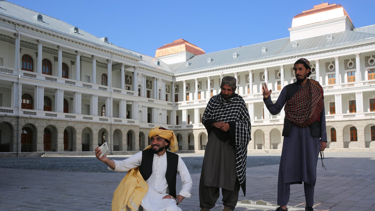 Afghaner tar selfies vid det nyligen renoverade Darullamanpalatset sydväst om Kabul. Palatset uppfördes av västerländska arkitekter på 1920-talet på order av kung Amanullah Khan och drottning Soraya Tarzi.