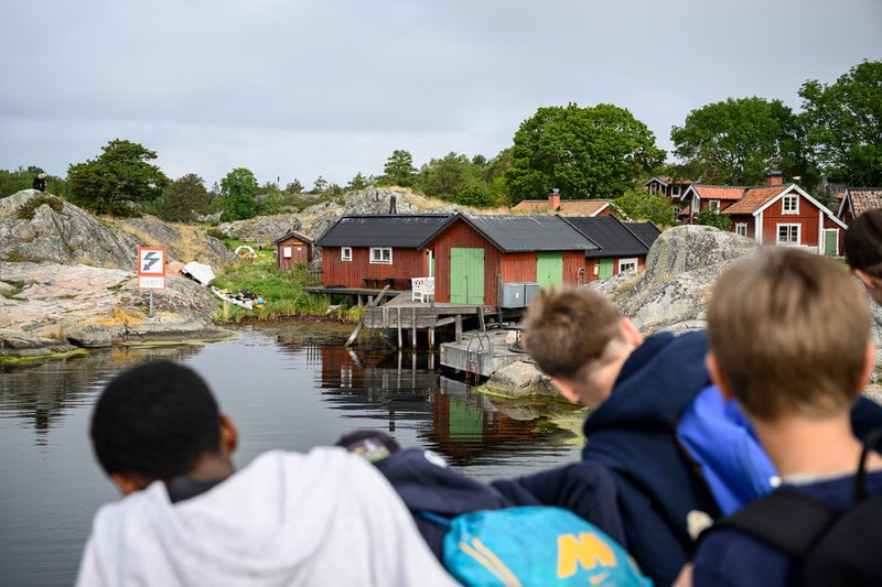 Till Bullerö i Stockholms skärmgård går det att åka färja från bland annat Stavsnäs i Värmdö kommun. Under invigningsveckan av Nämdöskärgårdens nationalpark har skolklasser varit på besök.