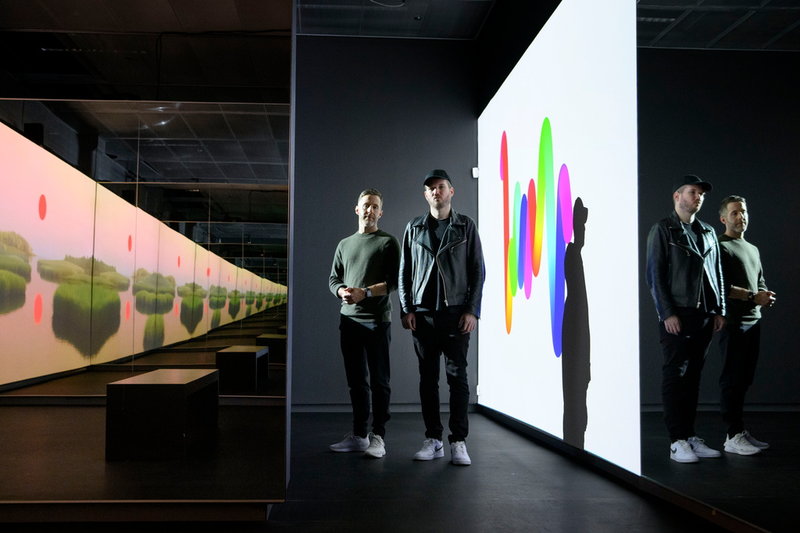 Konstnären Andreas Wannerstedt och kurator Mathieu Wothke på utställningen 'Somewhere Ethereal'.