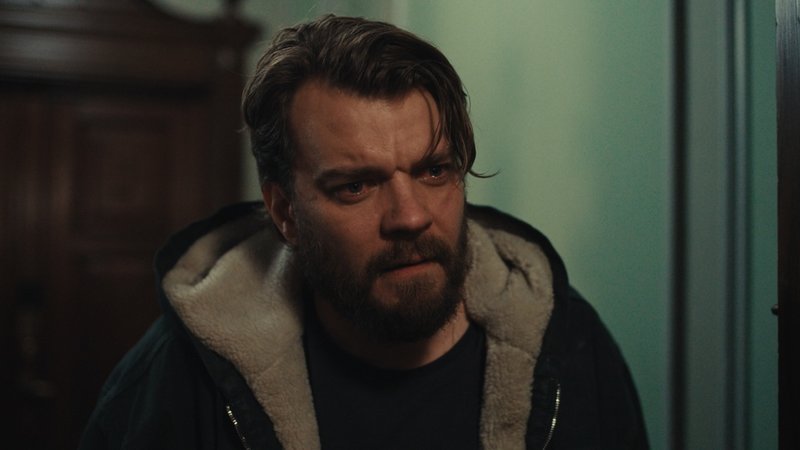 Pilou Asbæk spelar Mads, en man med hemligheter i tv-serien "Secrets" på Viaplay.
