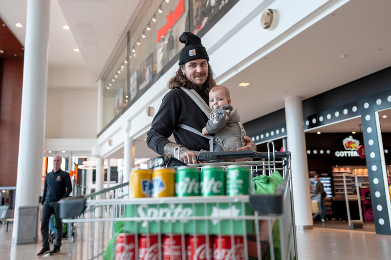 Thomas Røneid med dottern Signe, ett år.