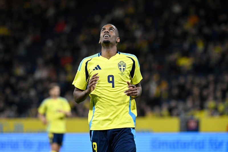 Frågan är om det blir Newcastle eller Liverpool för Alexander Isak i höst. Arkivbild.