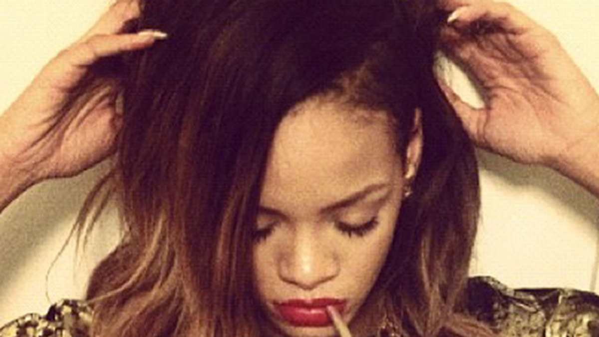 Rihanna röker något...