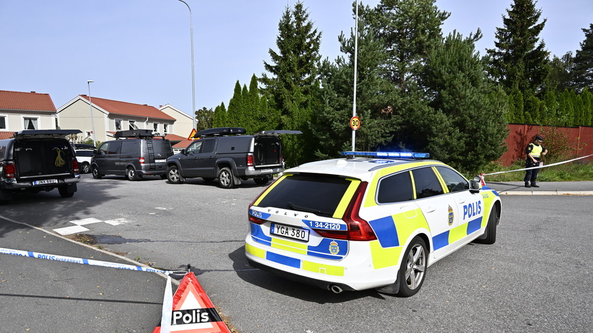 En stor polisinsats pågick i ett radhusområde i Vallentuna norr om Stockholm i fredags morse.