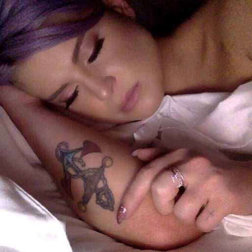 Kelly Osbourne tar en tupplur. Kelly Osbourne tar en tupplur.