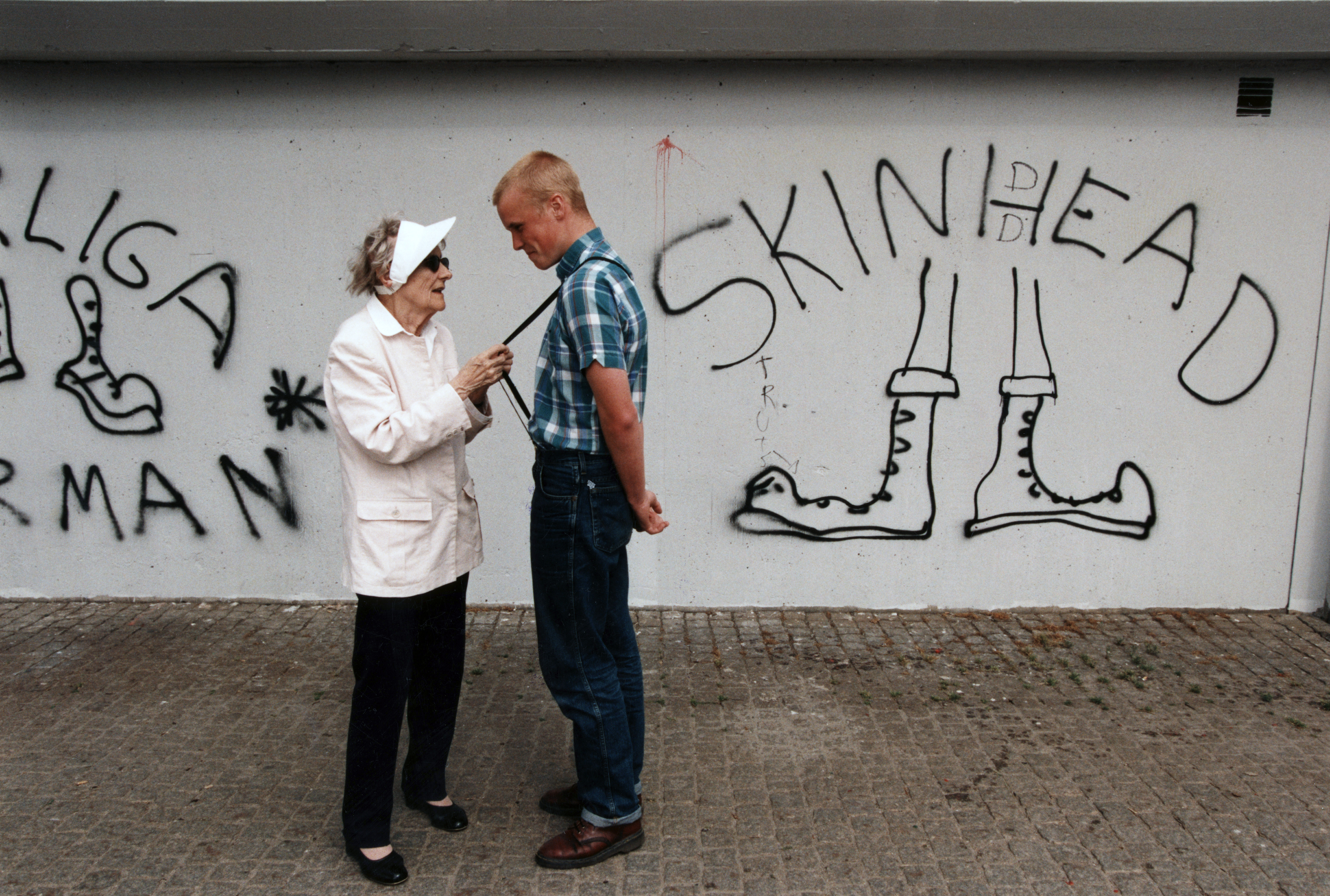 Astrid Lindgren pratar om rasism med ett skinhead: "Ãr du en sÃ¥n dÃ¤r skinhead sÃ¥ tycker jag att du ska sluta skinheadsa"