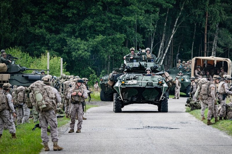 Bepansrade militärfordon rullar fram under mililtärövningen Baltops som genomfördes i länderna runt Östersjön förra sommaren. I Baltops deltog omkring 9 000 soldater från 20 Natoländer.