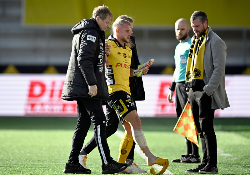 Simon Strand, en av tre elfsborgare som tvingades lämna planen redan i första halvlek på grund av skada.