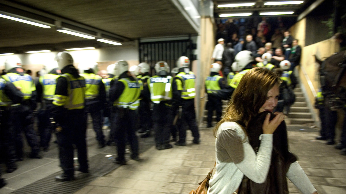 Bråk i Stockholms tunnelbana efter en allsvensk match 2007.