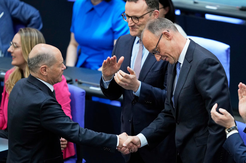 Friedrich Merz gratuleras av sin företrädare, avgående Olaf Scholz.