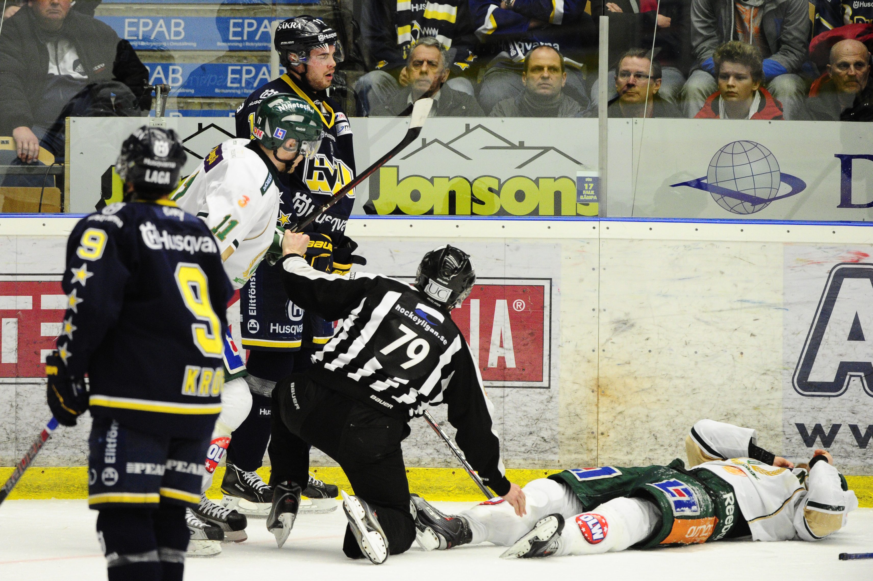 Jesse Joensuu crosscheckade Sanny Lindström i kvartsfinal fem mellan HV 71 och Färjestad. Det är det senaste i en rad fula påhopp i elitserien. Här är några av av de värsta busarna under säsongen 2011/2012. Jesse Joensuu crosscheckade Sanny Lindström i kvartsfinal fem mellan HV 71 och Färjestad. Det är det senaste i en rad fula påhopp i elitserien. Här är några av av de värsta busarna under säsongen 2011/2012.