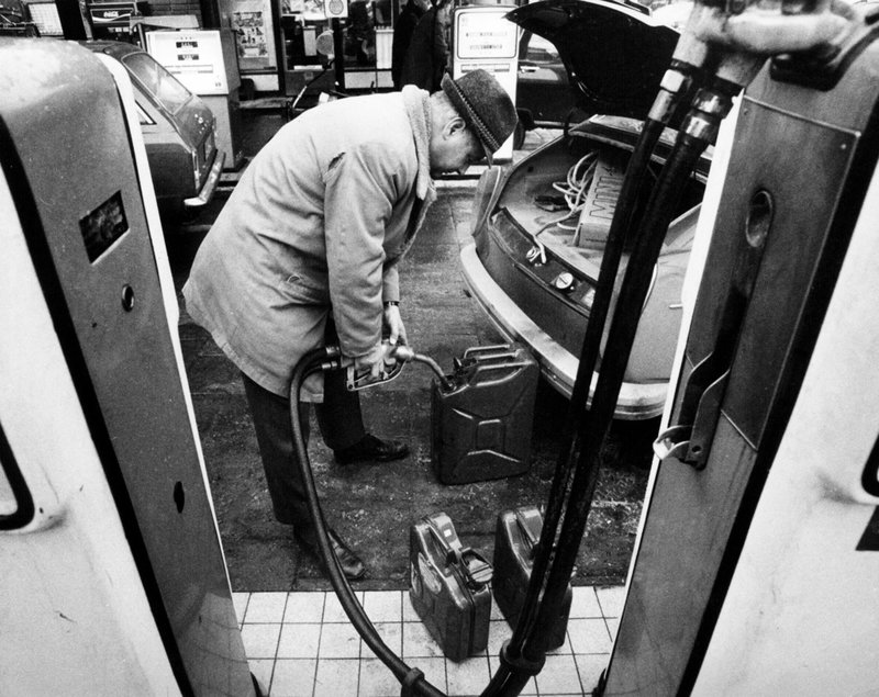 En vanlig syn under 1973. Bilist hamstrar bensin under oljekrisen. Arkivbild.