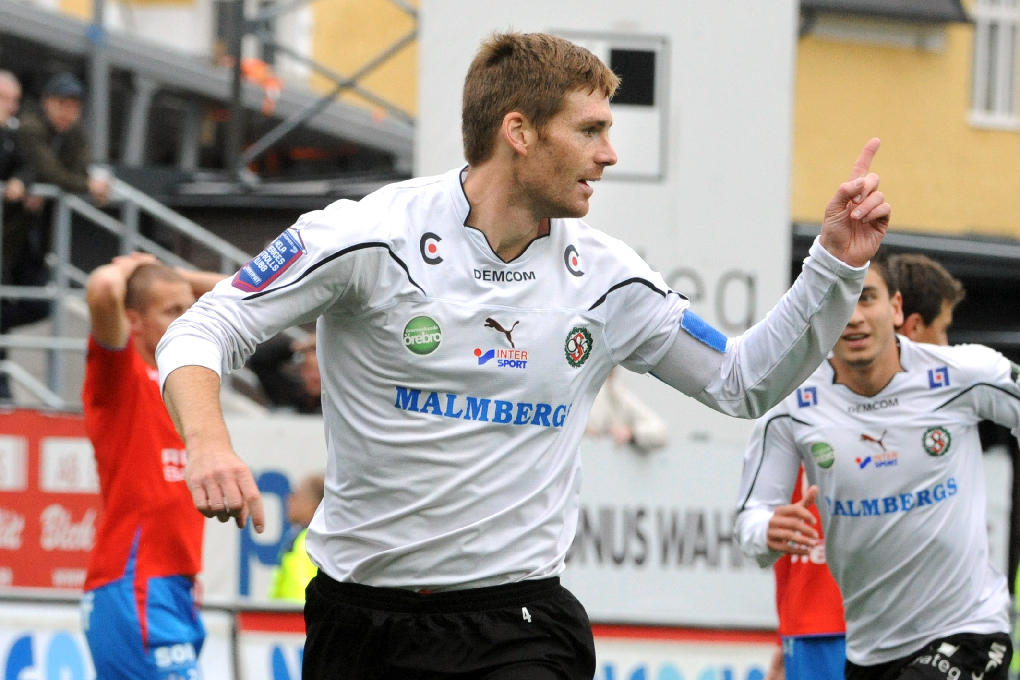 Helsingborg trivs verkligen inte på Behrn Arena, tidigare Eyravallen. Här har mittbacken Magnus Wikström precis gjort mål för Örebro i 3-0-matchen 2010.