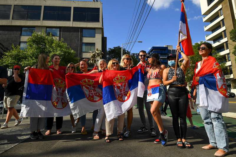 Novak Djokovic-supportrar manifesterar sitt stöd utanför karantänhotellet där den serbiska tennisstjärnan befinner sig.