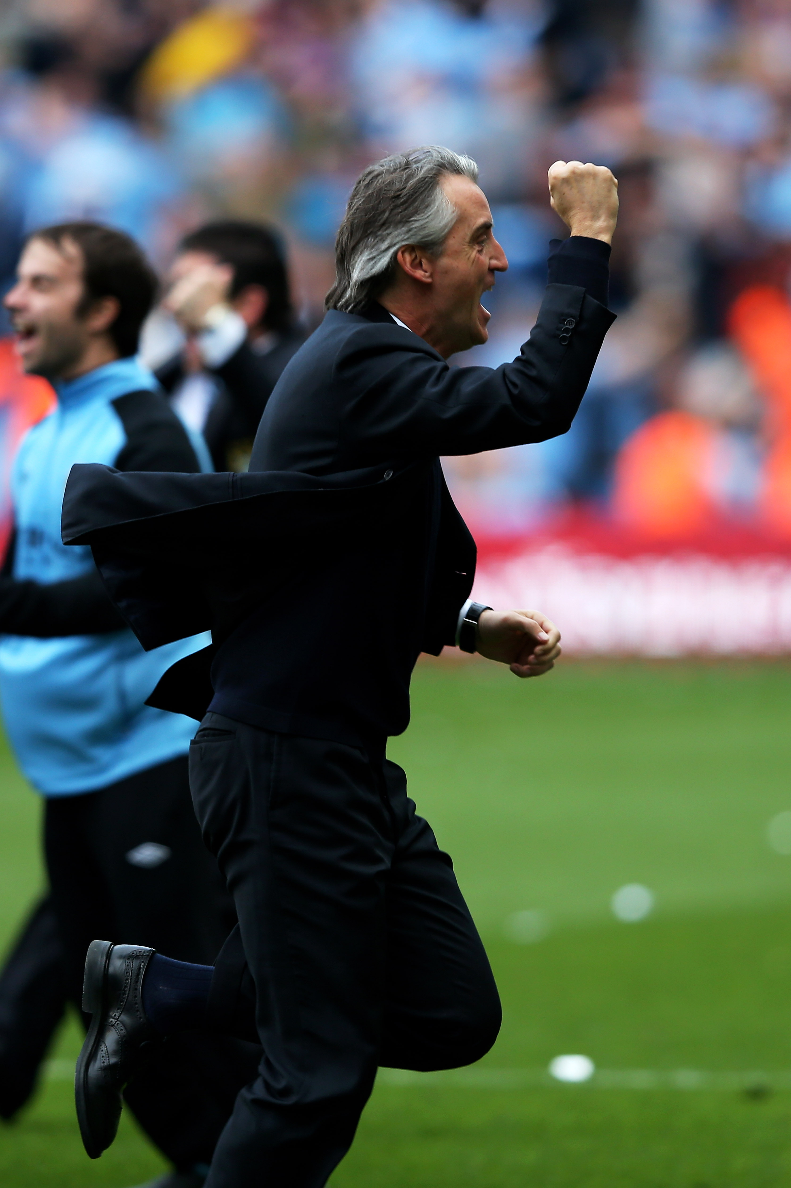 Roberto Mancini jublar efter den galna vädningen. Roberto Mancini jublar efter den galna vädningen.