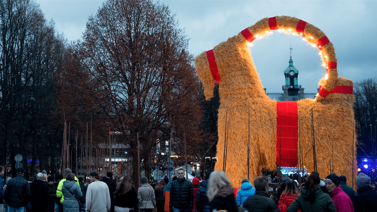 Årets julbock i Gävle. Nu är den inte kvar längre. 