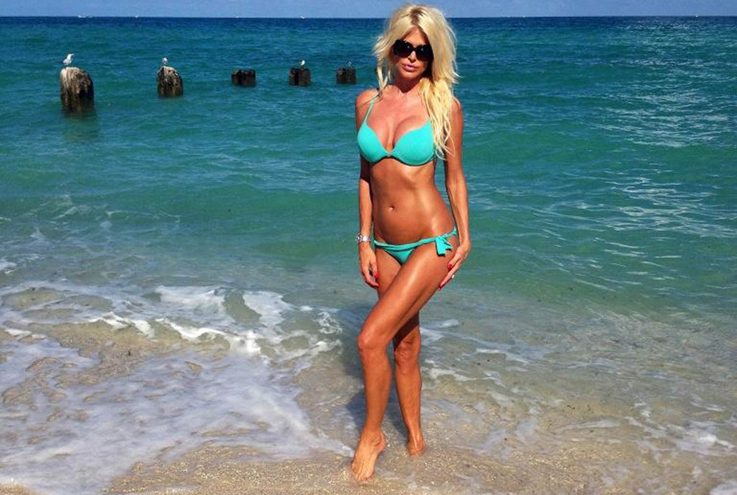 Victoria Silvstedt har även hunnit med en turkos bikini. Victoria Silvstedt har även hunnit med en turkos bikini.
