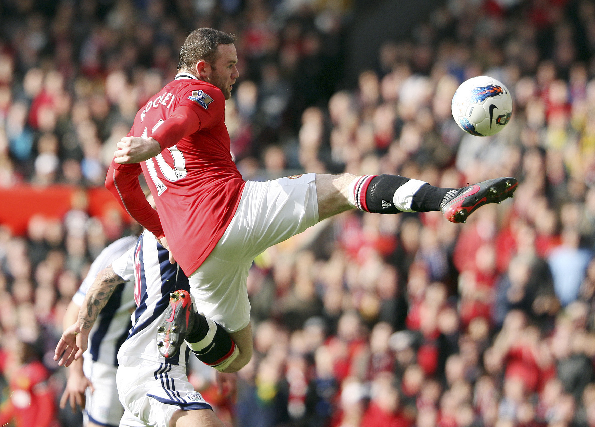 Här gör Wayne Rooney 1-0 till Manchester United.