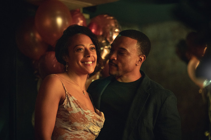 Rosalind Eleazar och Ashley Walters i 'Saknar dig', den nya Harlan Coben-serien på Netflix. Pressbild.