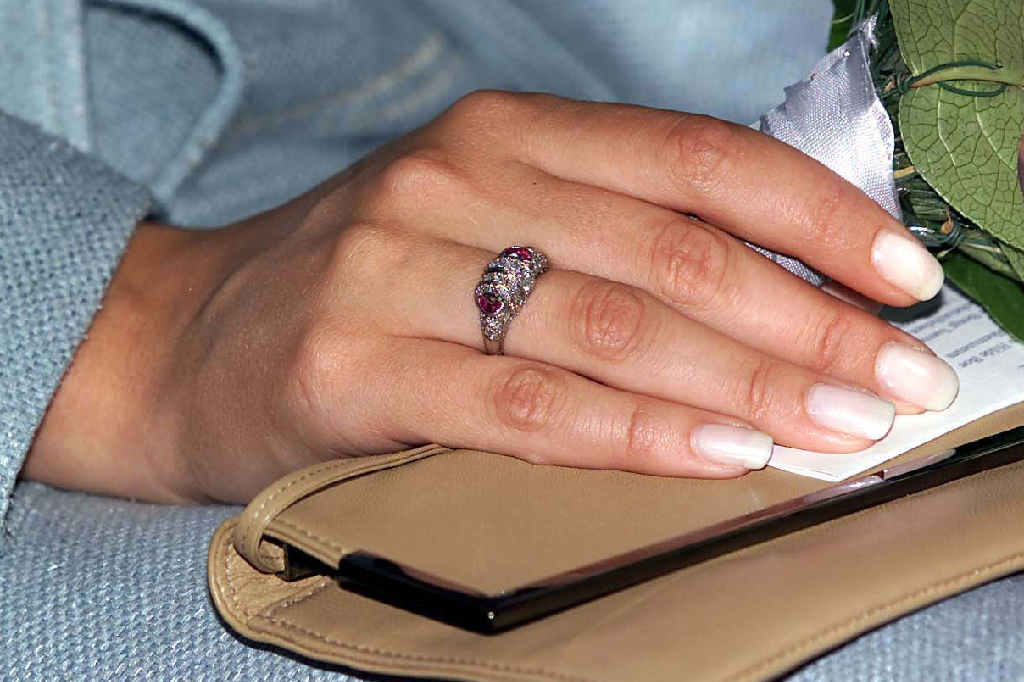 Kungligt ska det vara. Mette-Marit har den här ringen med rubiner och diamanter. Kungligt ska det vara. Mette-Marit har den här ringen med rubiner och diamanter.