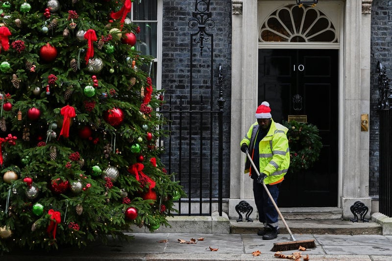 Gatan framför premiärministerns residens i London sopas på måndagsmorgonen, inför dagens Ukrainamöte.
