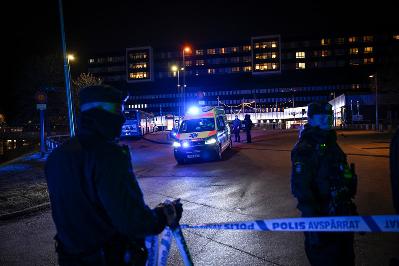Polis och ambulans på plats i Botkyrka kommun utanför Stockholm.