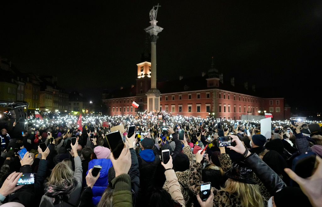 Människor protesterar mot skärpningen av Polens abortlagstiftning, i Warszawa i november förra året. Arkivbild.