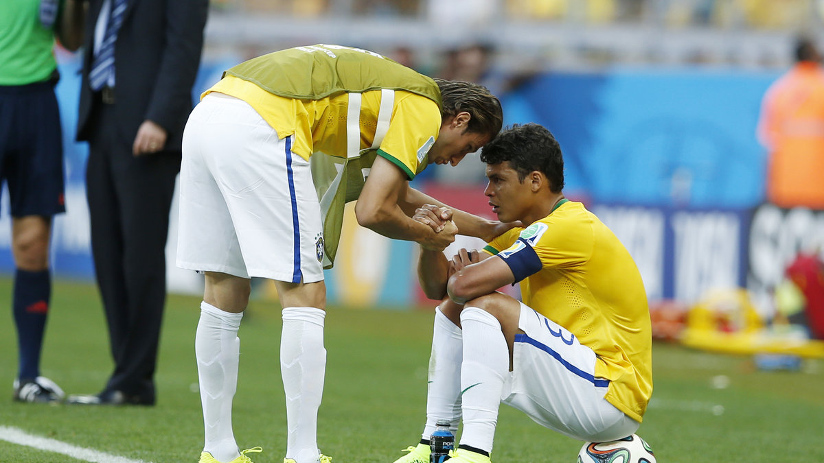 Thiago Silva, Brasilien, tröstas innan straffsparkarna mot Chile. 