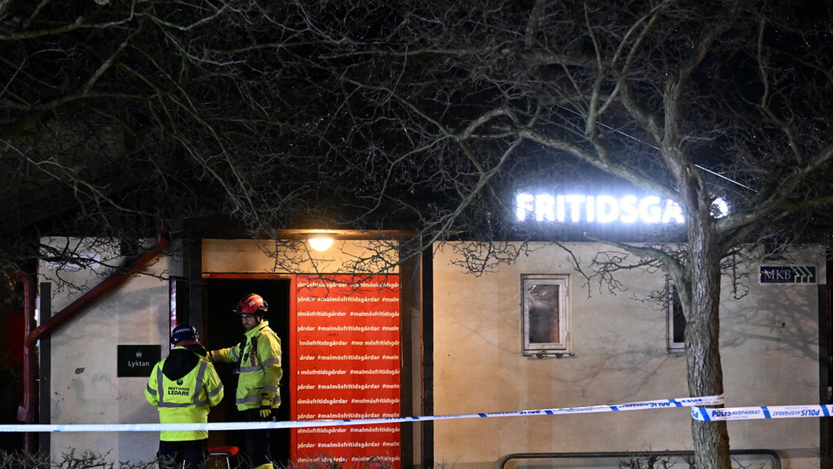 Räddningstjänsten och polisen på plats vid branden i en fritidsgård i Malmö.