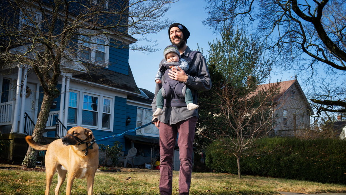 Jay Silva på morgonpromenad med sonen Levon och hunden Cosmo i Lisbon, Connecticut.