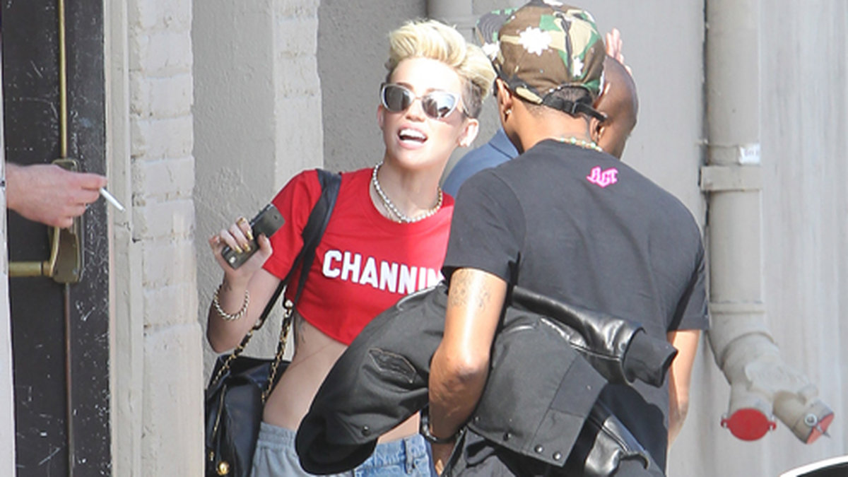 Miley, släng de där jeansen omedelbart...