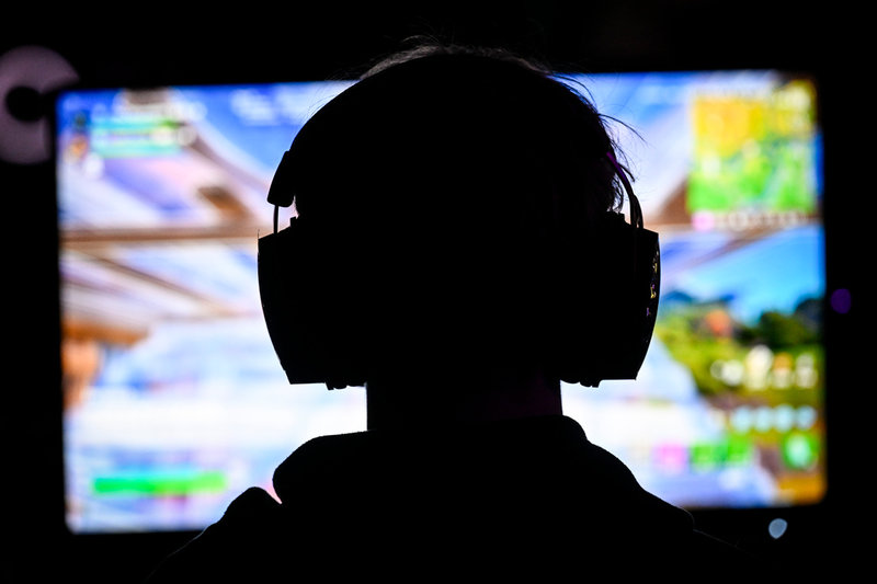 Många i Sverige spelar tv- och datorspel. Yngre spelar oftare än äldre. Män spelar, generellt, oftare än kvinnor. Arkivbild.