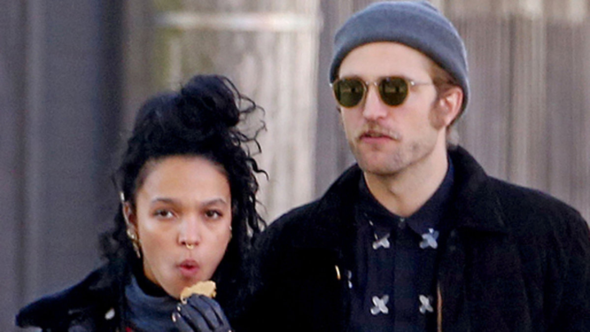 Robert Pattinson och flickvännen FKA Twigs på en romantisk promenad i Toronto.