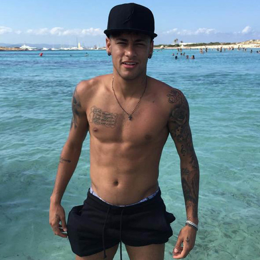 Fotbollsstjärnan Neymar njuter av lite värme och bad. Fotbollsstjärnan Neymar njuter av lite värme och bad.