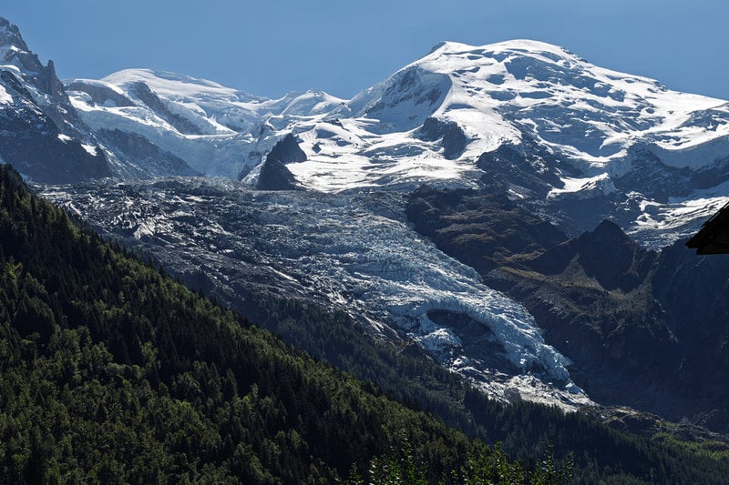 Glacier des Bossons krymper ovanför Chamonix. Byborna minns en tid då den nådde fram till själva byn. Nu har den backat högt upp i bergsmassivet. 