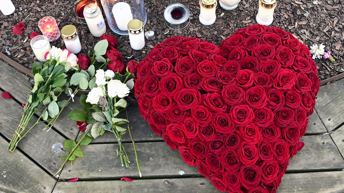 Blommor och ljus, rosor i form av ett hjärta, vid Gretas Blomsterhandel.