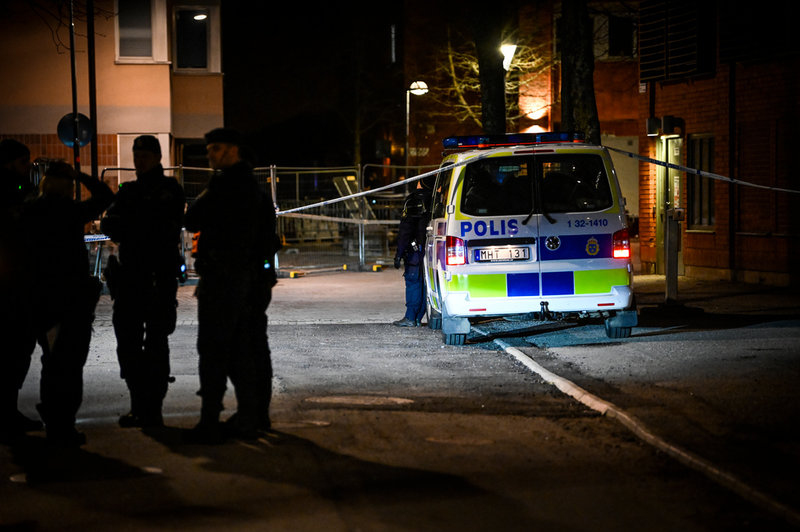 Den avlidne mannen låg ner i närheten av ett torg i Skarpnäck när polis och ambulans kom fram.