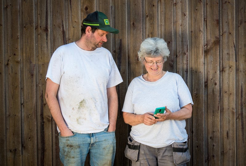 Ingrid och sonen Johan Sommar vid Svånö gård.