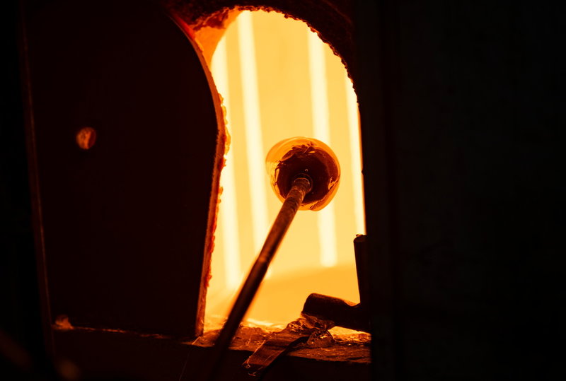 Produktion av skålar vid en av de eldrivna ugnarna på Målerås glasbruk i oktober 2022.
